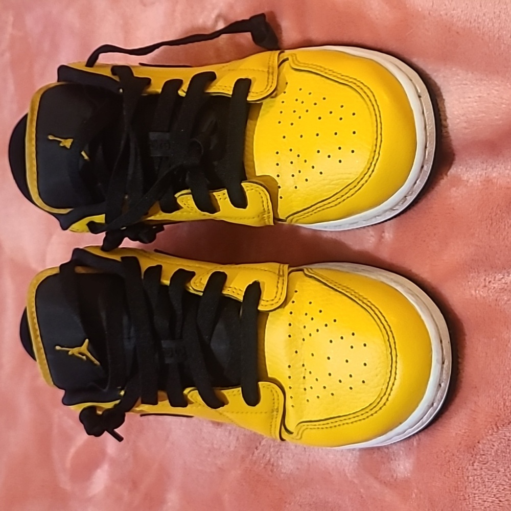 Nike Air Jordan Yellow Shoes Siz 5.5